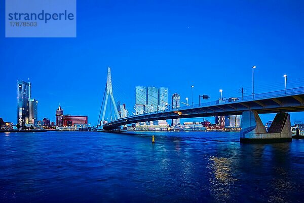 Die Erasmusbrücke (Erasmusbrug) und die nächtlich beleuchtete Skyline von Rotterdam. Rotterdam  Niederlande  Europa