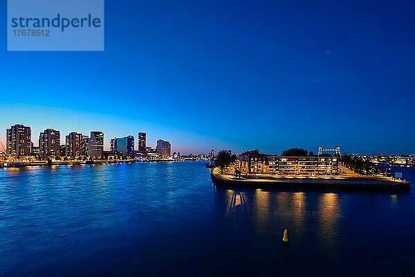 Rotterdam Noordereiland auf der Flussinsel Nieuwe Maas bei Nacht beleuchtet. Rotterdam  Niederlande  Europa