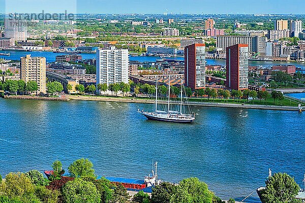 Blick auf die Stadt Rotterdam und die Nieuwe Maas mit Segelschiff vom Euromast aus