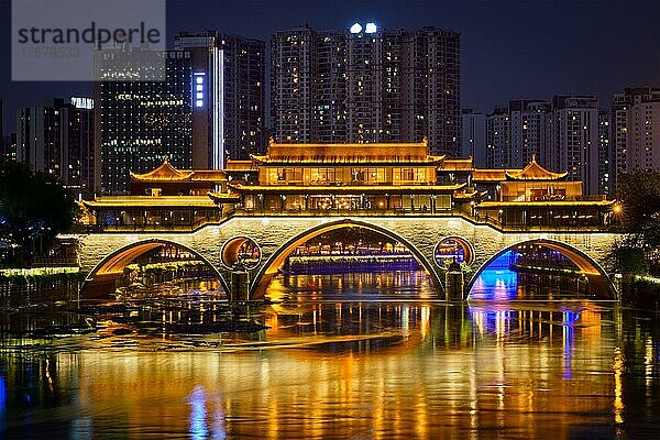 Berühmtes Wahrzeichen von Chengdu  Anshun-Brücke über den Jin-Fluss bei Nacht beleuchtet  Chengdue  Sichuan  China  Asien