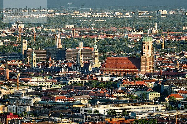 Luftaufnahme der Münchner Innenstadt vom Olympiaturm bei Sonnenuntergang. München  Bayern  Deutschland  Europa