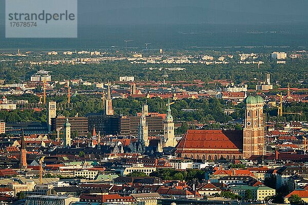 Luftaufnahme der Münchner Innenstadt vom Olympiaturm bei Sonnenuntergang. München  Bayern  Deutschland  Europa