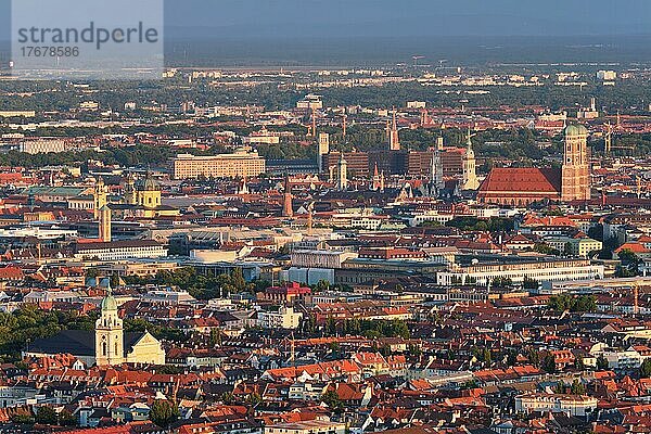 Luftaufnahme der Münchner Innenstadt vom Olympiaturm bei Sonnenuntergang. München  Bayern  Deutschland  Europa