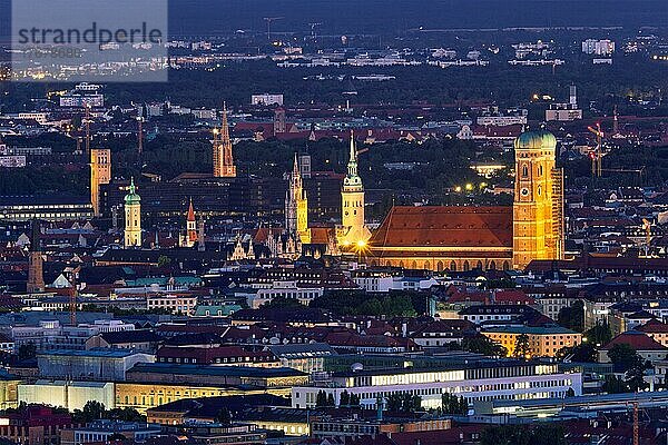 Nachtluftaufnahme von München vom Olympiaturm aus. München  Bayern  Deutschland  Europa