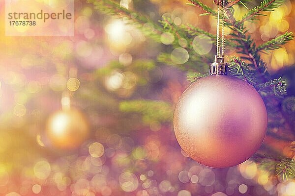 Weihnachtsfeier Urlaub Hintergrund  Weihnachtsbaum Dekoration Kugel auf geschmückten Weihnachtsbaum mit defokussierten verschwommenen Lichter Bokeh und copyspalce