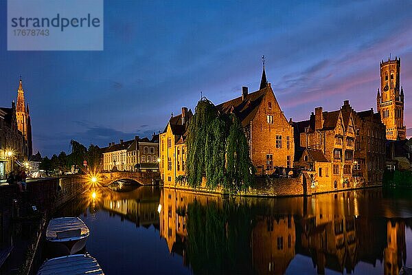 Berühmte Ansicht der Brügger Touristenattraktion  Rozenhoedkaai-Kanal mit Belfried und alten Häusern entlang des Kanals mit Baum in der Nacht. Brügge  Belgien  Europa