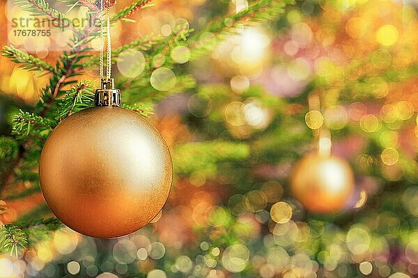 Weihnachtsfeier Urlaub Hintergrund  Weihnachtsbaum Dekoration Kugel auf geschmückten Weihnachtsbaum mit defokussierten verschwommenen Lichter Bokeh und copyspalce