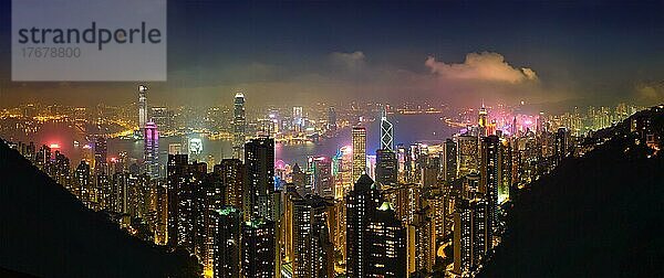 Berühmte Ansicht von Hongkong  Panorama von Hongkong Wolkenkratzern Skyline Stadtbild Blick von Victoria Peak in den Abend beleuchtet blaue Stunde. Hongkong  China  Asien