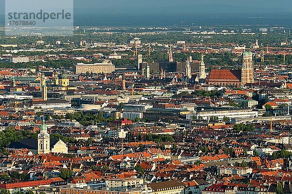 Luftaufnahme der Münchner Innenstadt vom Olympiaturm bei Sonnenuntergang. München  Bayern  Deutschland  Europa