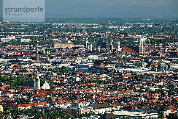 Luftaufnahme der Münchner Innenstadt vom Olympiaturm aus. München  Bayern  Deutschland  Europa