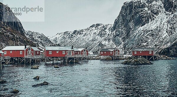 Panorama von Nusfjord authentisches traditionelles Fischerdorf mit traditionellen roten Rorbu-Häusern im Winter in norwegischen Fjord. Lofoten Inseln  Norwegen  Europa