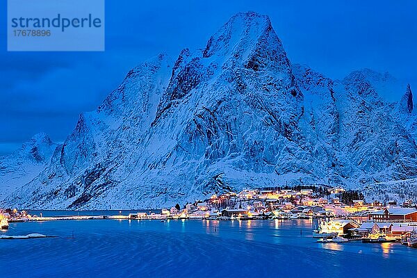 Das Dorf Reine bei Nacht beleuchtet. Lofoten Inseln  Norwegen  Europa