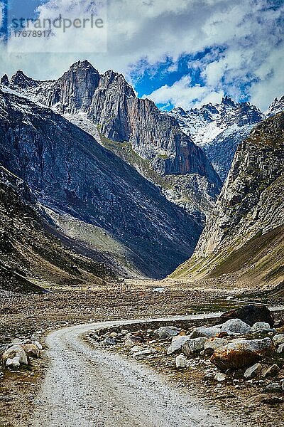 Straße im Lahaul-Tal im Himalaya. Himachal Pradesh  Indien Indien