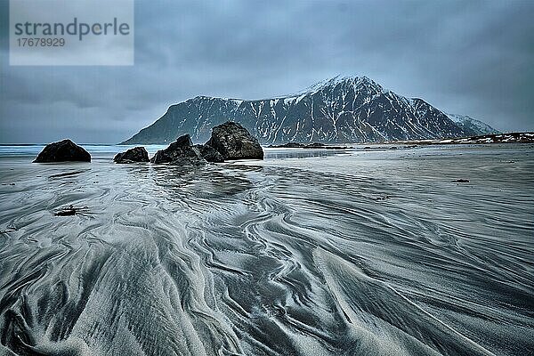 Felsige Fjordküste der norwegischen See im Winter. Skagsanden Strand  Lofoten  Norwegen  Europa