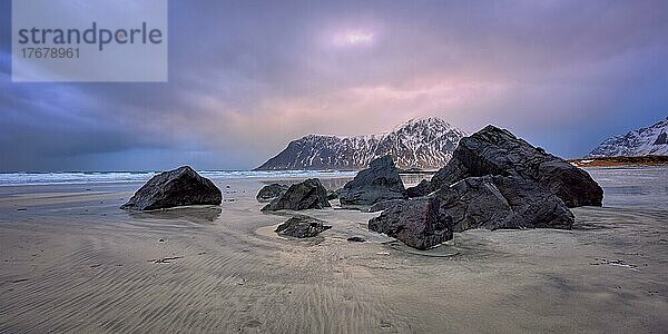 Strand des norwegischen Meeres an felsiger Küste im Fjord bei Sonnenuntergang. Skagsanden Strand  Lofoten Inseln  Norwegen  Europa