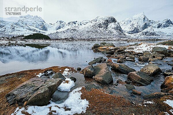 Norwegische Fjorde im Winter. Lofoten-Inseln  Norwegen  Europa