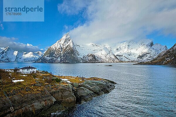 Norwegische Fjorde und Berge mit Schnee im Winter. Lofoten Inseln  Norwegen  Europa