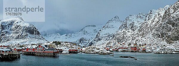 Panorama des traditionellen Fischerdorfs A auf den Lofoten  Norwegen  mit roten Rorbu-Häusern. Mit Schnee im Winter  Europa