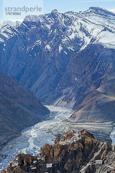 Das Dhankar-Kloster auf einer Klippe im Himalaya. Dhankar  Spiti-Tal  Himachal Pradesh  Indien  Asien