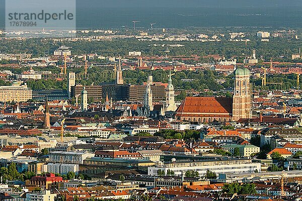 Luftaufnahme der Münchner Innenstadt vom Olympiaturm bei Sonnenuntergang. München  Bayern  Deutschland  Europa