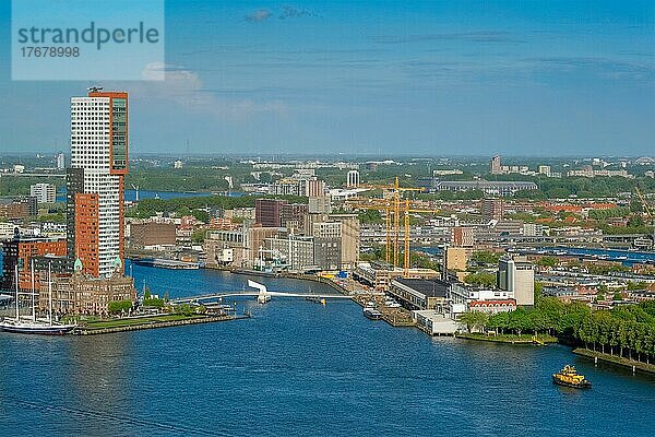 Blick auf die Stadt Rotterdam und die Nieuwe Maas mit Schiff vom Euromast aus