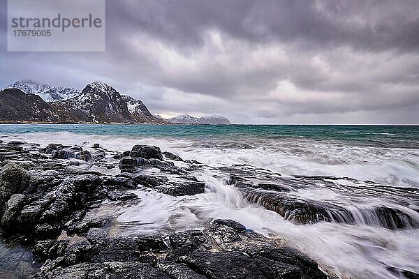 Felsige Fjordküste der norwegischen See im Winter. Vareid  Lofoten Inseln  Norwegen  Europa