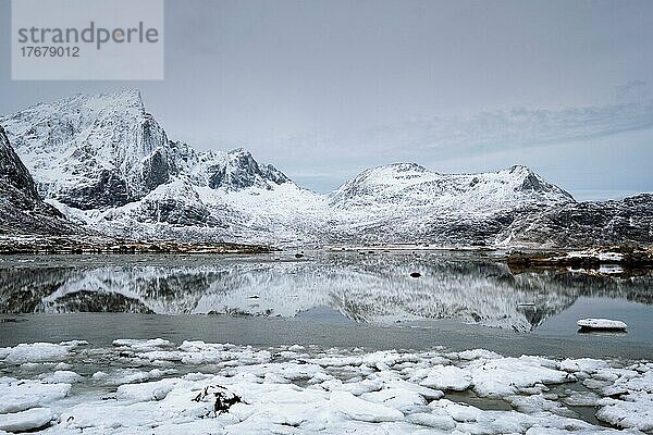 Norwegische Fjorde im Winter. Lofoten-Inseln  Norwegen  Europa