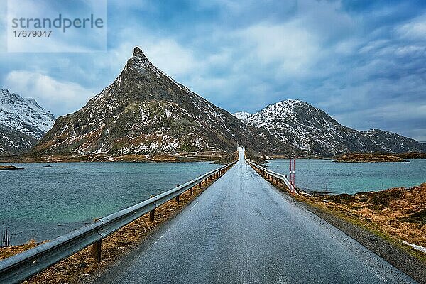 Straße in norwegischem Fjord. Lofoten Inseln  Norwegen  Europa