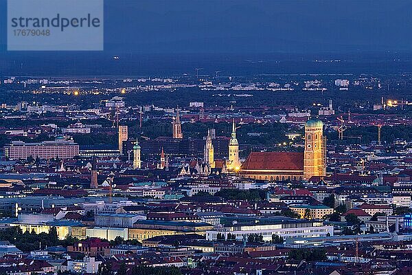 Nachtluftaufnahme von München vom Olympiaturm aus. München  Bayern  Deutschland  Europa