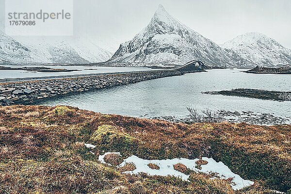 Fredvang-Brücken im Winter. Lofoten-Inseln  Norwegen  Europa