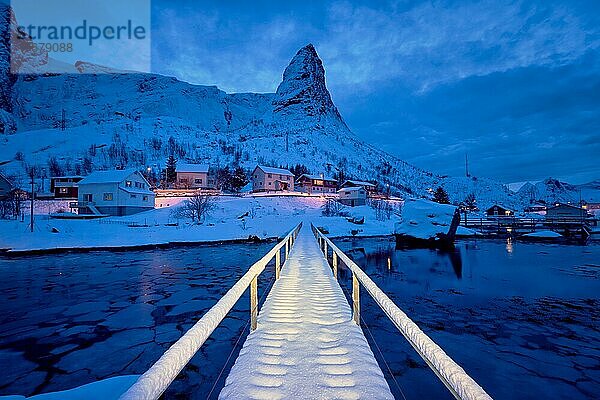 Brücke im Dorf Reine bei Nacht mit Schnee bedeckt. Lofoten Inseln  Norwegen  Europa
