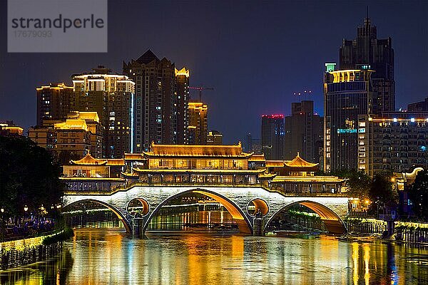 Berühmtes Wahrzeichen von Chengdu  Anshun-Brücke über den Jin-Fluss  beleuchtet bei Nacht mit modernen Wolkenkratzern im Hintergrund  Chengdu  Sichuan  China  Asien