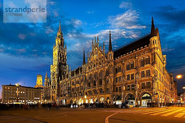 Der beleuchtete Marienplatz mit dem Neuen Rathaus  einer berühmten Touristenattraktion  bei Nacht. München  Deutschland  Europa