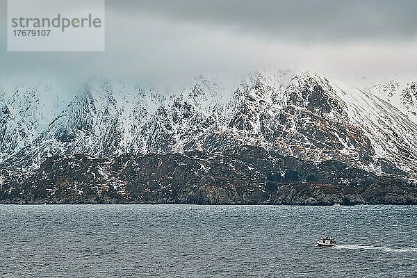 Fischerboot in norwegischem Fjord. Lofoten Inseln  Norwegen  Europa