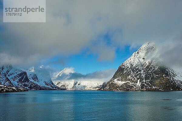 Norwegische Fjorde und Berge mit Schnee im Winter. Lofoten Inseln  Norwegen  Europa