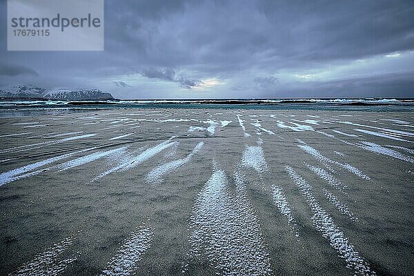 Felsige Fjordküste der norwegischen See im Winter. Skagsanden Strand  Lofoten  Norwegen  Europa