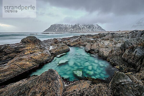 Felsige Fjordküste der norwegischen See im Winter. Lofoten Inseln  Norwegen  Europa