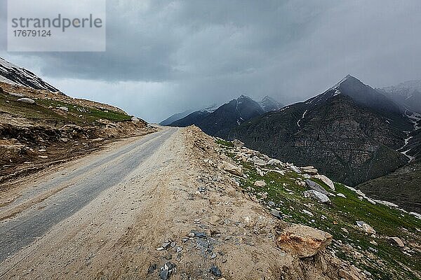 Straße im Himalaya in der Nähe des Rohtang La Passes. Himachal Pradesh  Indien  Asien