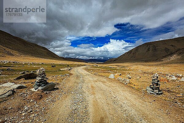 Straße im Himalaya mit Steinhaufen. Ladakh  Jammu und Kaschmir  Indien  Asien
