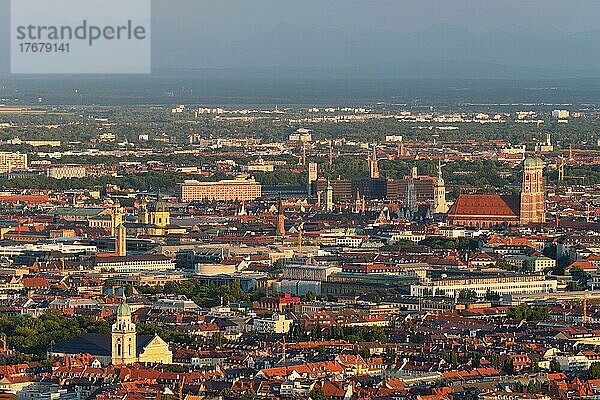 Luftaufnahme der Münchner Innenstadt vom Olympiaturm bei Sonnenuntergang. München  Bayern  Deutschland  Europa