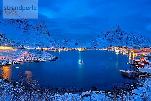 Das Dorf Reine bei Nacht beleuchtet. Lofoten Inseln  Norwegen  Europa