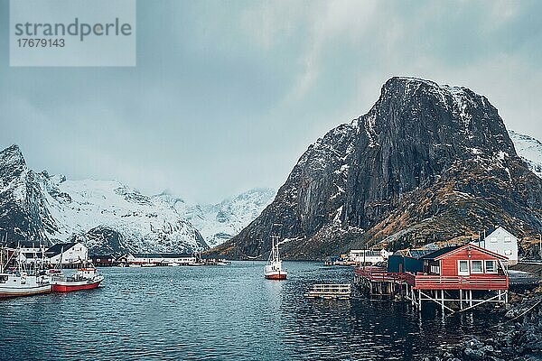 Fischerdorf Hamnoy mit Fischerbooten auf den Lofoten  Norwegen  mit roten Rorbu-Häusern. Mit fallendem Schnee  Europa