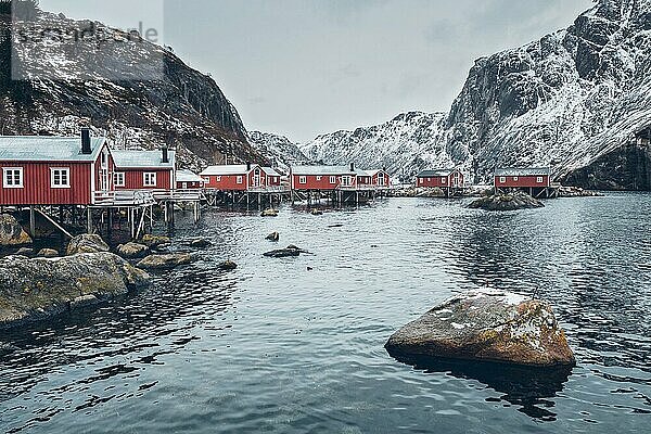 Nusfjord authentisches traditionelles Fischerdorf mit traditionellen roten Rorbu-Häusern im Winter im norwegischen Fjord. Lofoten Inseln  Norwegen  Europa
