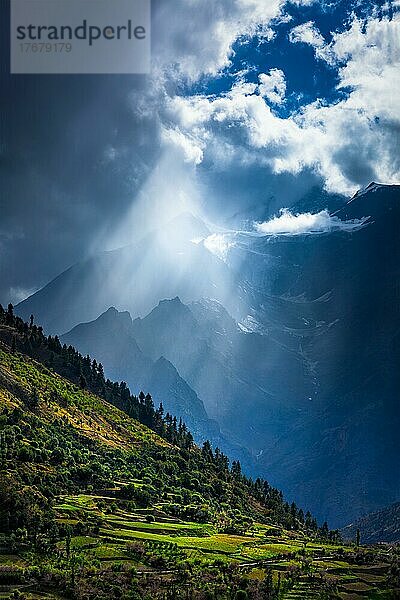 Sonnenstrahlen durch Wolken im Himalaya-Tal im Himalaya. Lahaul-Tal  Himachal Pradesh  Indien  Asien