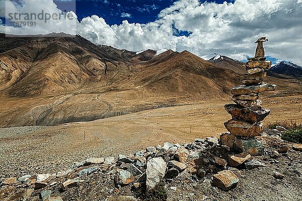 Steinhaufen im Himalaya in der Nähe des Khardung La-Passes  des angeblich höchsten befahrbaren Passes der Welt (5602 m)