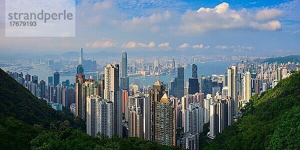 Berühmte Ansicht von Hongkong  Hongkong Wolkenkratzer Skyline Stadtbild Panorama von Victoria Peak bei Sonnenuntergang. Hongkong  China  Asien
