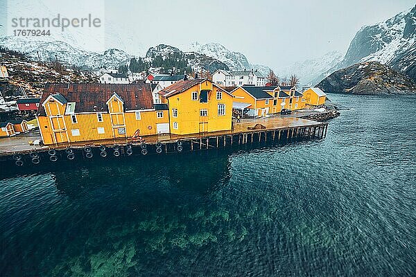 Panorama des authentischen Fischerdorfs Nusfjord mit gelben Rorbu-Häusern im norwegischen Fjord im Winter. Lofoten Inseln  Norwegen  Europa