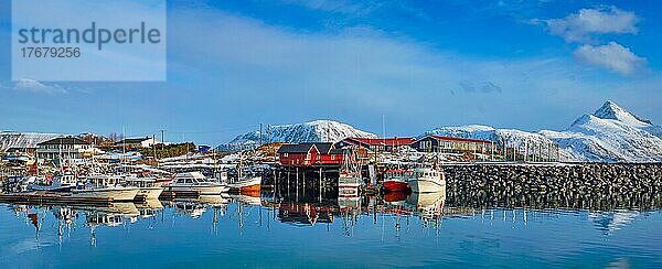 Panorama von Fischerbooten und Yachten am Pier im norwegischen Fjord in einem Dorf auf den Lofoten im Winter  Norwegen  Europa