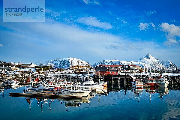 Fischerboote und Yachten am Pier im norwegischen Fjord in einem Dorf auf den Lofoten im Winter  Norwegen  Europa