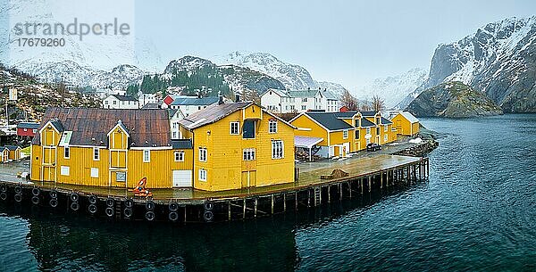 Panorama des authentischen Fischerdorfs Nusfjord mit gelben Rorbu-Häusern im norwegischen Fjord im Winter. Lofoten Inseln  Norwegen  Europa